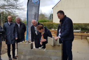 Photographie de la pose de la 1ère pierre de la résidence Le Carré Vert à Plescop par Immo Golfe Bretagne