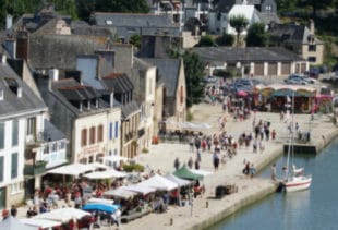 Photographie en contre-plongée du port de Saint-Goustan à proximité d'Auray dans le Morbihan sous un ciel ensoleillé
