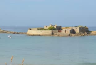 Photographie de la baie de Ploemeur sous un ciel ensoleillé