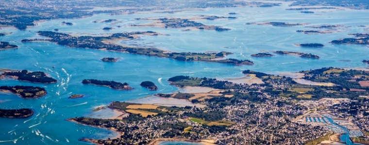 Photographie aérienne du Golfe du Morbihan où est basé Immo Golfe Bretagne
