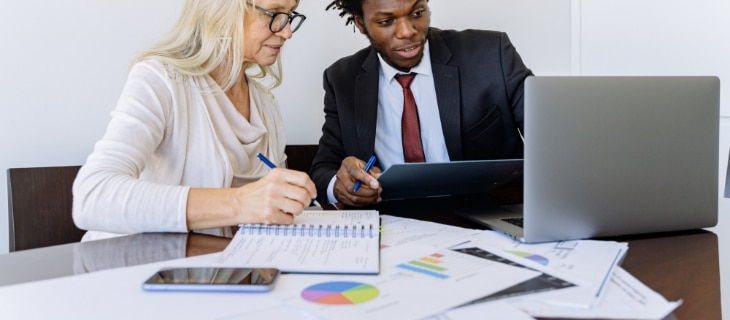 Photographie illustrant 2 personnes qui comprent des taux d'intérêts de prêts immobiliers