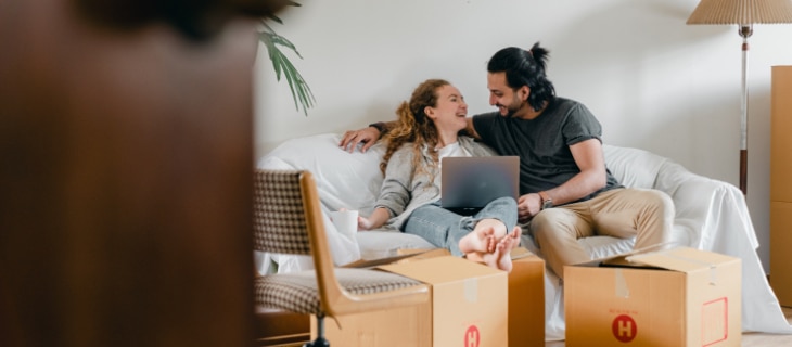 Photographie illustrant un couple réalisant une simulation de prêt immobilier