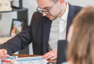 Photographie qui illustre un banquier comparant des offres de prêt