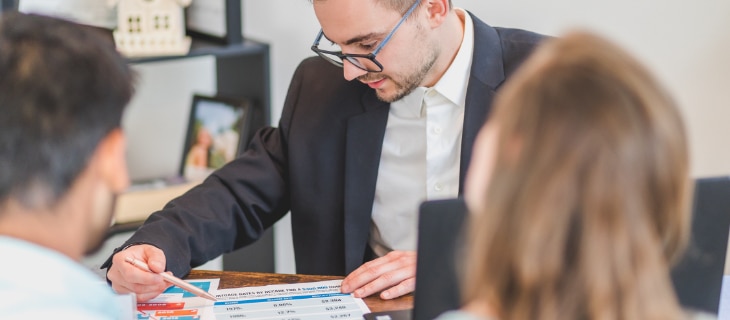 Photographie qui illustre un banquier comparant des offres de prêt
