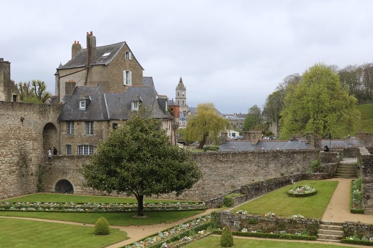 Les remparts de Vannes sous un ciel nuageux dans le département du Morbihan