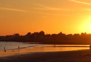 Photographie d'un coucher de soleil sur la plage de Damgan